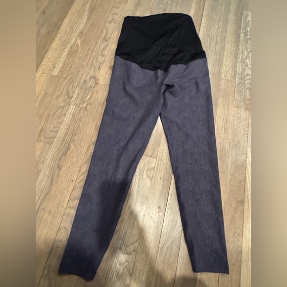Ingrid & Isabel Maternity Stylish Black and Gray Leggings size medium - Picture 3 of 7